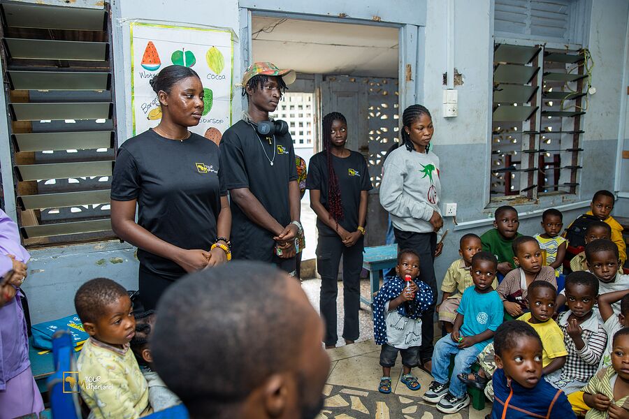 Travelers and pupils, meeting properly